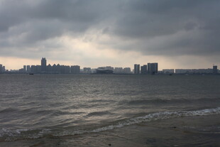 湛江乌云下的城市与海面景观