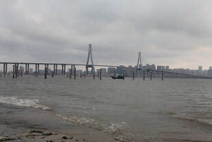 湛江海上大桥与阴沉天空景观