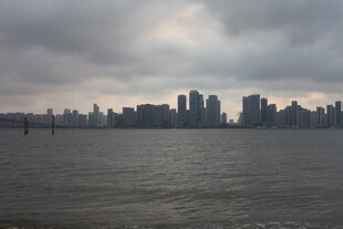 湛江城市天际线与宽阔水域景观