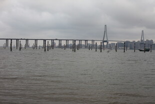 湛江海上大桥横跨广阔水域