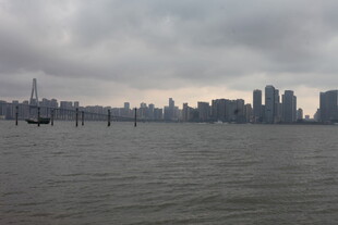 湛江城市天际线与水域景观