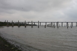 湛江海上长桥横跨阴云水面