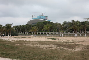 湛江户外开阔场地与远处建筑