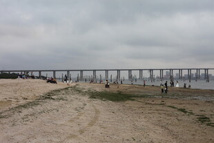 湛江海边长桥与沙滩景象