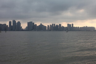 湛江城市天际线与水面景观