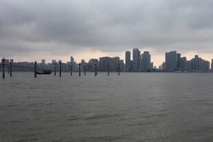 湛江城市天际线与水域景观