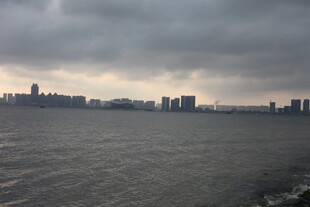 湛江阴天城市水岸景观