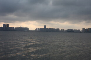 湛江阴天城市边缘的水域景观