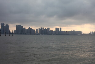 湛江城市天际线与水面景观