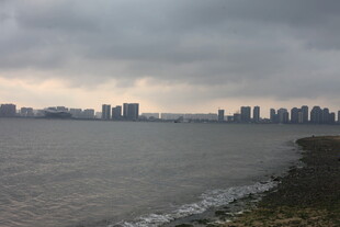 湛江城市江畔 阴沉天空下的景致