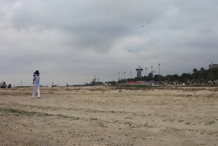 湛江空旷场地中的孤独身影