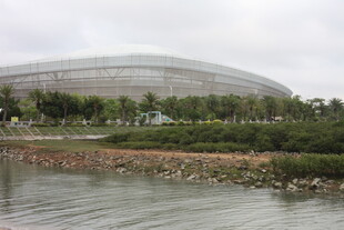 湛江河畔旁的大型体育场建筑