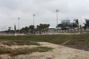 湛江海滩边人群聚集场景