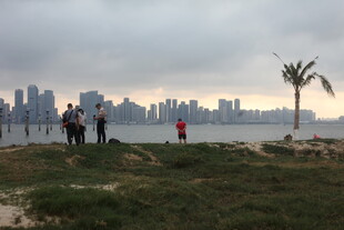 湛江海滨城市风光与游人漫步