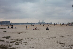 湛江沙滩上休闲的人群