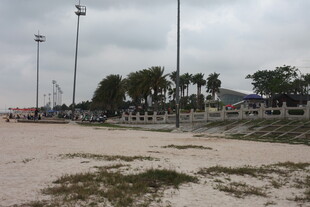 湛江户外空旷沙地与灯杆场景