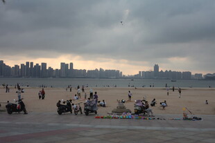 湛江海滨城市的热闹沙滩景象