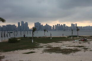 湛江阴天城市天际线海滨景观