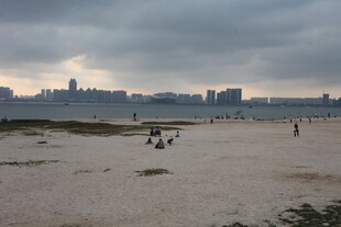 湛江阴天海滩上的休闲场景