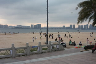 湛江热闹的海滨沙滩场景