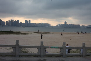湛江海滨城市黄昏沙滩景象