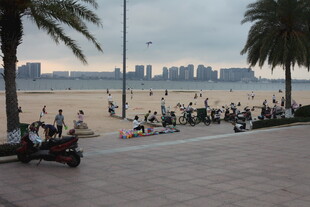 湛江海滨广场休闲场景