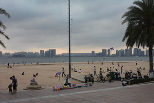 湛江海滨城市沙滩休闲景象