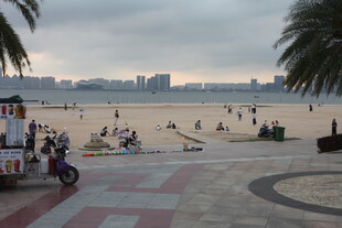 湛江热闹的海滨沙滩休闲场景