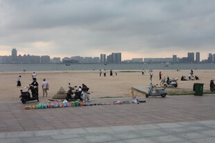 湛江城市沙滩上的休闲人群