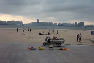 湛江海滩休闲场景 游人与摩托