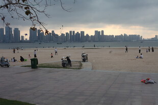 湛江海滨城市沙滩休闲景象