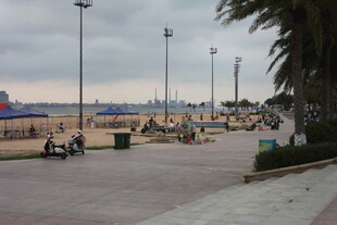 湛江海滨休闲场景的热闹一角