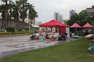 湛江户外草坪上的红色帐篷摊位