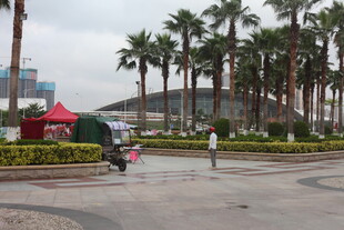 湛江城市广场雨中的景象