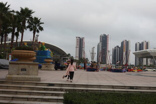 湛江海滨城市景观 行人漫步