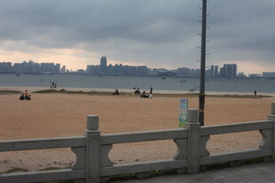 湛江海滨城市沙滩暮色景观