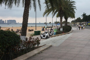 湛江海滨步道的悠闲景致