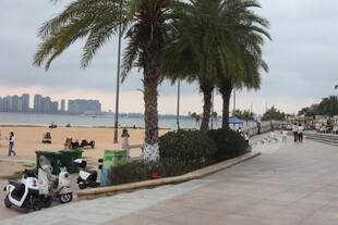 湛江海滨大道的休闲风光