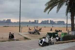 湛江海滨沙滩旁的休闲场景