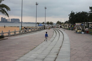 湛江海滨步道上的独行者