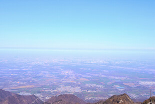俯瞰壮丽山川景色