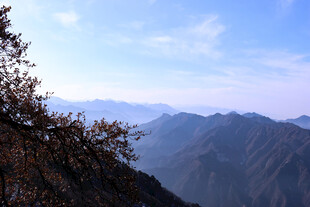 山巅远眺壮丽山峦景色