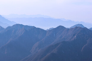 壮丽山峦景观