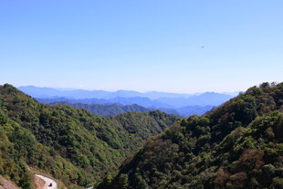 山峦葱郁景色壮美