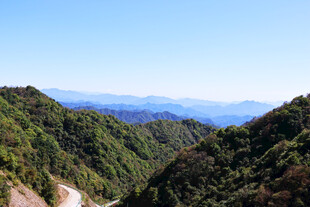 山间蜿蜒公路