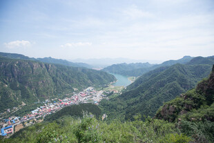 俯瞰山间城镇与河流景观
