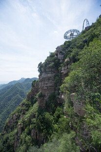 峻岭青山间的繁茂植被