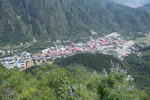 山间多彩小镇俯瞰美景