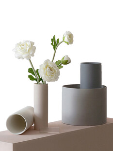 简约花瓶搭配素雅花卉