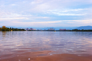 湖畔黄昏美景